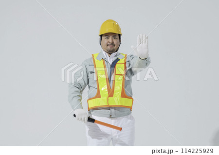 交通整理をする作業着の男性 交通整理をする作業着の男性 114225929