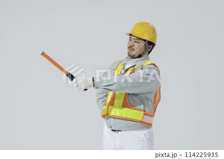 交通整理をする作業着の男性 交通整理をする作業着の男性 114225935