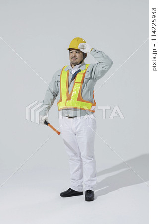 作業服を着た大柄な日本人男性 作業服を着た大柄な日本人男性 114225938