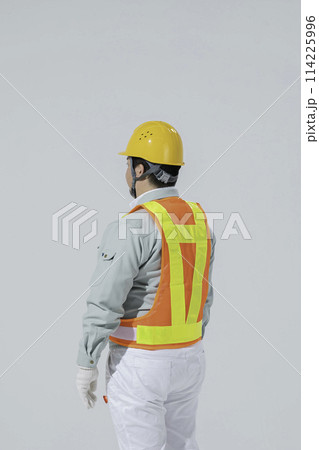 作業服を着た大柄な日本人男性 114225996