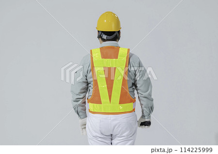 作業服を着た大柄な日本人男性 114225999