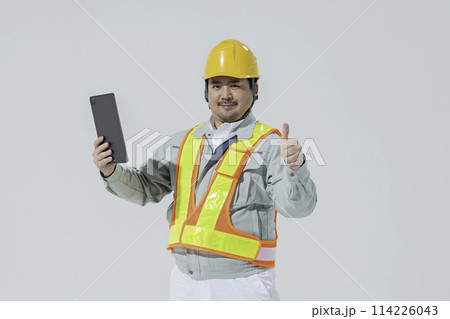 タブレット端末を持って親指を立てる作業服の男性 タブレット端末を持って親指を立てる作業服の男性 114226043
