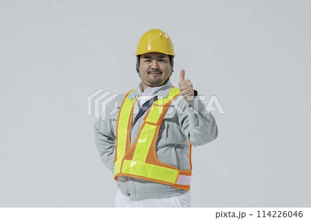 親指を立てる作業服の男性 親指を立てる作業服の男性 114226046
