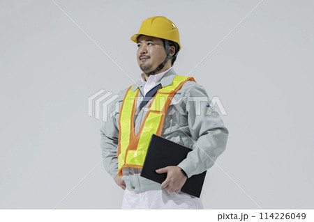 PCを持った作業服の男性 114226049