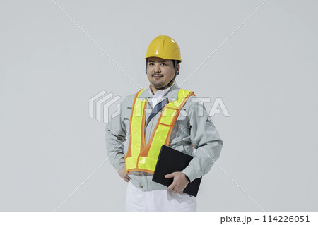 PCを持った作業服の男性 114226051