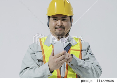スマートフォンを使う作業服の男性 スマートフォンを使う作業服の男性 114226080