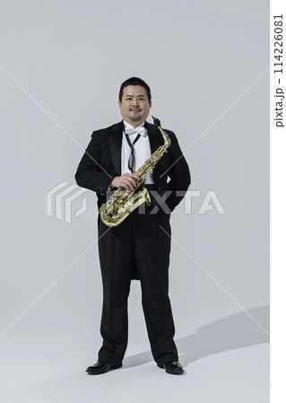 サックスを演奏する大柄な日本人男性 サックスを演奏する大柄な日本人男性 114226081