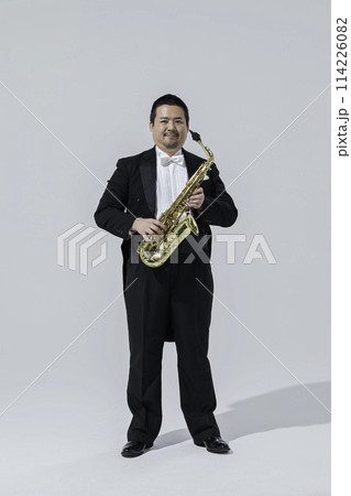 サックスを演奏する大柄な日本人男性 114226082