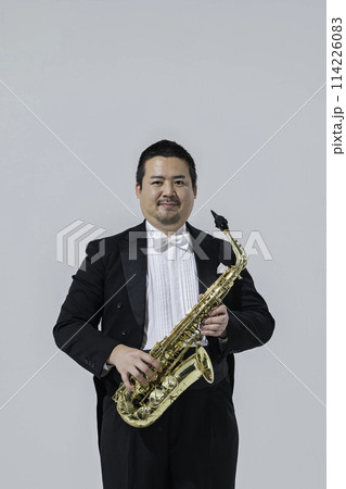 サックスを演奏する大柄な日本人男性 114226083