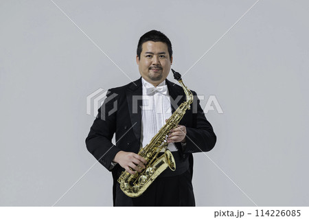 サックスを演奏する大柄な日本人男性 114226085