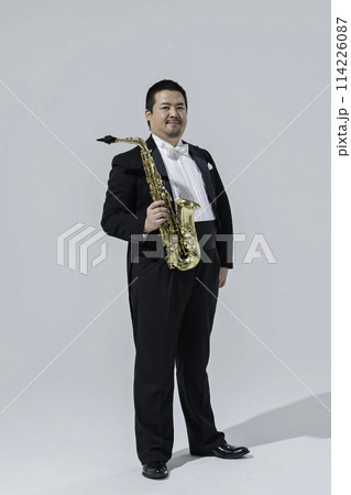 サックスを演奏する大柄な日本人男性 114226087