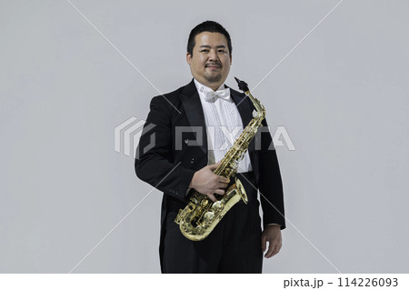 サックスを演奏する大柄な日本人男性 114226093