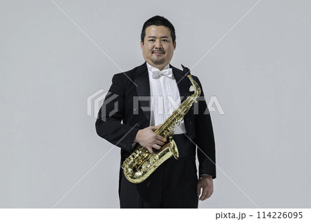 サックスを演奏する大柄な日本人男性 114226095
