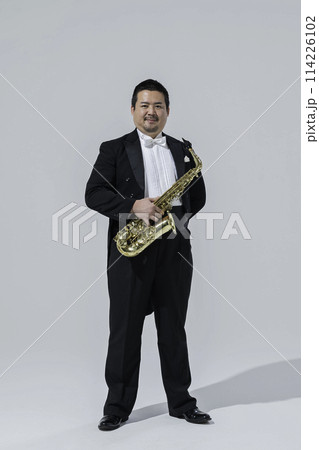 サックスを演奏する大柄な日本人男性 114226102