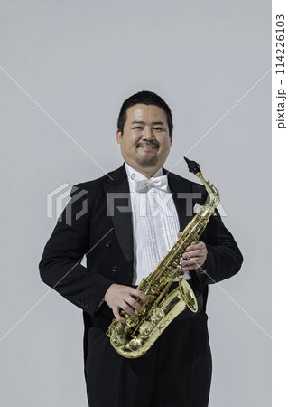 サックスを演奏する大柄な日本人男性 サックスを演奏する大柄な日本人男性 114226103