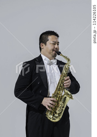 サックスを演奏する大柄な日本人男性 サックスを演奏する大柄な日本人男性 114226105