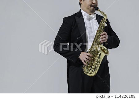 サックスを演奏する大柄な日本人男性 サックスを演奏する大柄な日本人男性 114226109