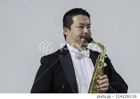 サックスを演奏する大柄な日本人男性 114226110