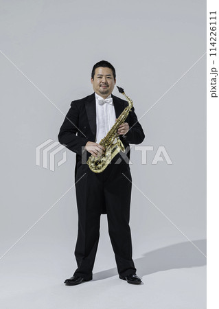 サックスを演奏する大柄な日本人男性 114226111