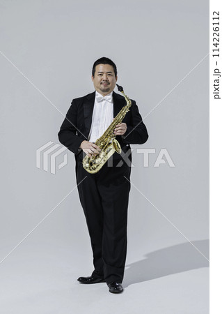 サックスを演奏する大柄な日本人男性 サックスを演奏する大柄な日本人男性 114226112