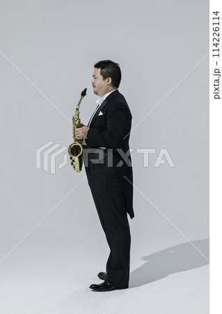 サックスを演奏する大柄な日本人男性 サックスを演奏する大柄な日本人男性 114226114
