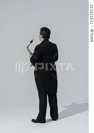 サックスを演奏する大柄な日本人男性 サックスを演奏する大柄な日本人男性 114226115