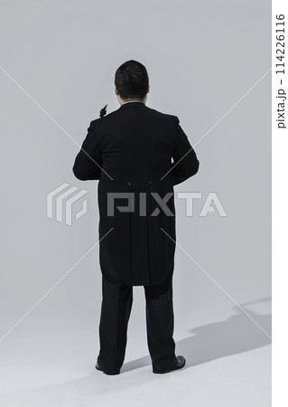 サックスを演奏する大柄な日本人男性 114226116