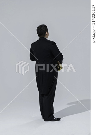 サックスを演奏する大柄な日本人男性 サックスを演奏する大柄な日本人男性 114226117
