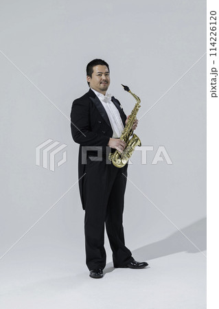 サックスを演奏する大柄な日本人男性 114226120