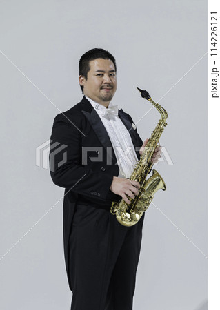 サックスを演奏する大柄な日本人男性 114226121