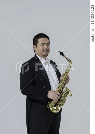 サックスを演奏する大柄な日本人男性 サックスを演奏する大柄な日本人男性 114226122