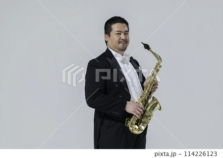 サックスを演奏する大柄な日本人男性 114226123