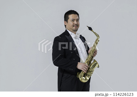 サックスを演奏する大柄な日本人男性 サックスを演奏する大柄な日本人男性 114226123