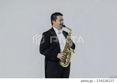 サックスを演奏する大柄な日本人男性 サックスを演奏する大柄な日本人男性 114226127