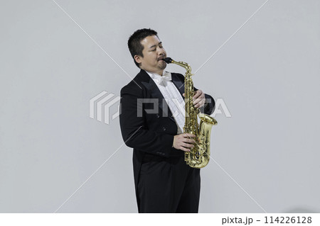 サックスを演奏する大柄な日本人男性 114226128