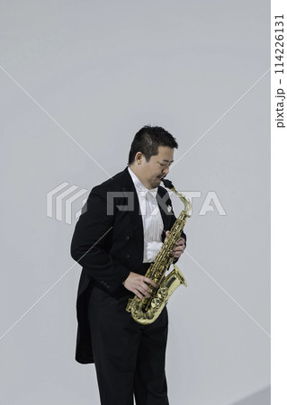 サックスを演奏する大柄な日本人男性 114226131