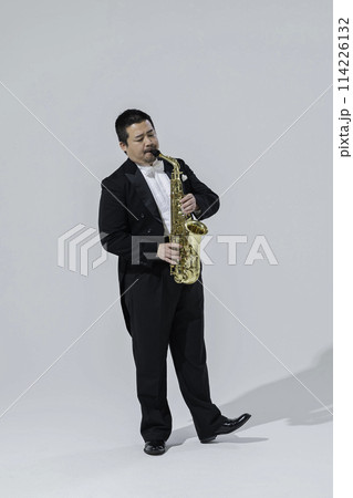 サックスを演奏する大柄な日本人男性 サックスを演奏する大柄な日本人男性 114226132