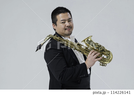 サックスを演奏する大柄な日本人男性 114226141