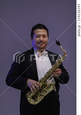 サックスを演奏する大柄な日本人男性 114226145