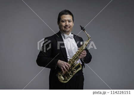 サックスを演奏する大柄な日本人男性 114226151