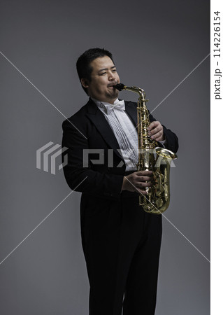 サックスを演奏する大柄な日本人男性 114226154