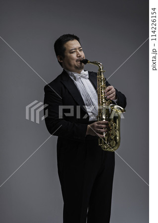 サックスを演奏する大柄な日本人男性 サックスを演奏する大柄な日本人男性 114226154