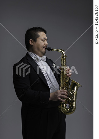 サックスを演奏する大柄な日本人男性 114226157