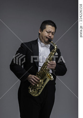 サックスを演奏する大柄な日本人男性 114226158