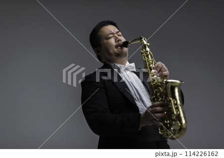サックスを演奏する大柄な日本人男性 114226162