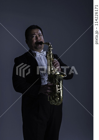 サックスを演奏する大柄な日本人男性 サックスを演奏する大柄な日本人男性 114226171