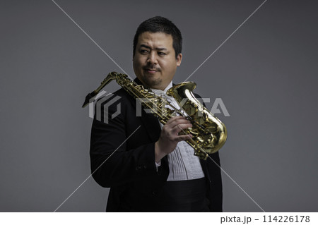 サックスを演奏する大柄な日本人男性 サックスを演奏する大柄な日本人男性 114226178