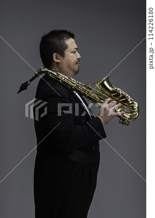サックスを演奏する大柄な日本人男性 サックスを演奏する大柄な日本人男性 114226180