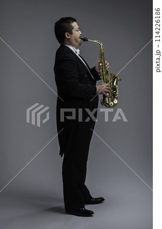 サックスを演奏する大柄な日本人男性 114226186
