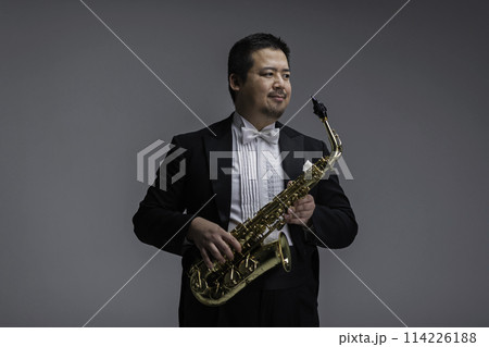 サックスを演奏する大柄な日本人男性 114226188